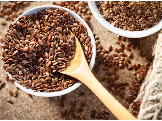 Las cáscaras y las semillas muchas veces son una rica fuente de vitaminas que desperdiciamos al botarlas a la basura porque desconocemos sus propiedades o simplemente no nos parecen comestibles.