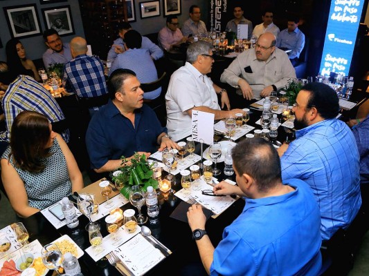 Los asistentes disfrutaron de un ambiente relajado en Wine & Tapas.