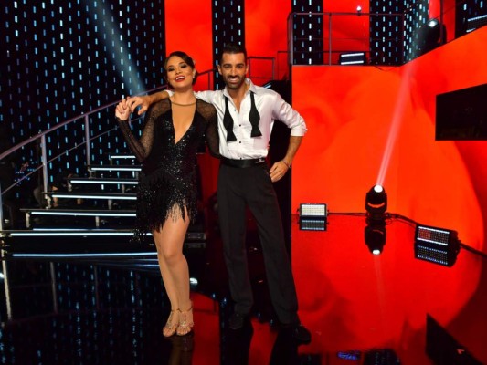 En la séptima gala Sirey bailó junto a Toni Costa con su despampanante vestido.