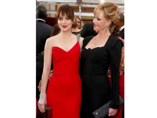 Melanie Griffith, mamá de Dakota Johnson, protagonista 50 shades of Grey, admitió que jamás verá la película, algo que molestó a Dakota en plena entrevista.