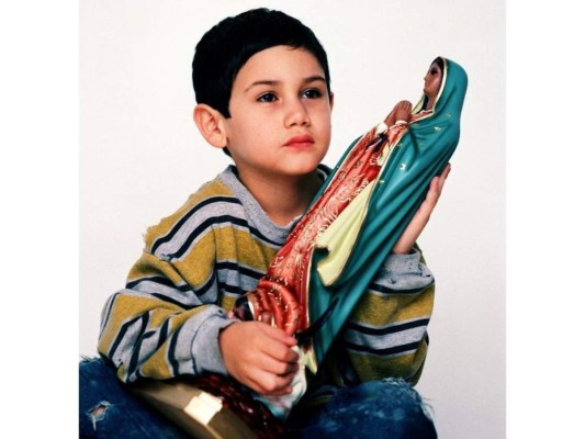El actor nació en Culiacan, Sinaloa el 31 de mayo de 1995, tan solo tenía 4 años cuando Alejandro inicio su carrera en la actuación debutando en el programa infantil “Plaza Sésamo'. Actualmente tiene 25 años.