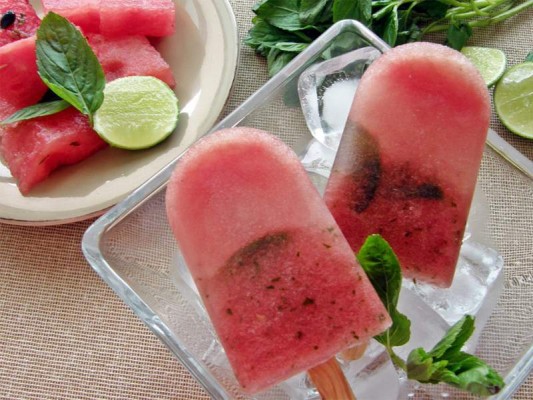 <strong>Paletas de sandía, pepino y limón</strong>Ingredientes-3 tazas de sandía en cubos-1/2 taza de jugo de limón-1 pepino en cubos sin semillas-4 tazas de agua-Azúcar al gusto<strong>Procedimiento</strong>Licua los trozos de sandía, el jugo del limón, y el pepino, agrega azúcar. Después de licuarlos vierte en moldes pequeños y colocalos en el congelador