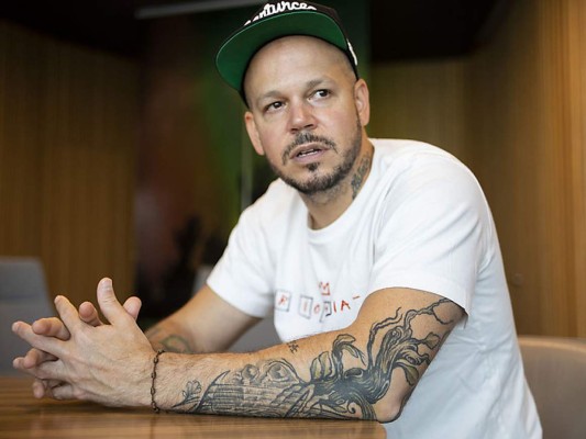 El vocalista de Calle 13, una vez más sincero y en una sola canción llamada: 'René' cuenta su historia depresiva; en este tema el rapero, relata aspectos importantes de su vida, en específico de su pasado pues cuenta momentos que lo marcaron y se muestra tal y como es, con miedos, virtudes, alegrías y tristezas.