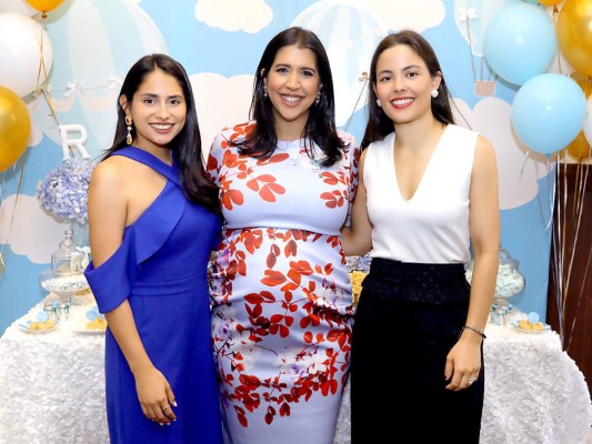 Sara Bográn con la futura mamá Andrea Alvarez y Gabriela Funes. Foto:Gilberto Sierra.