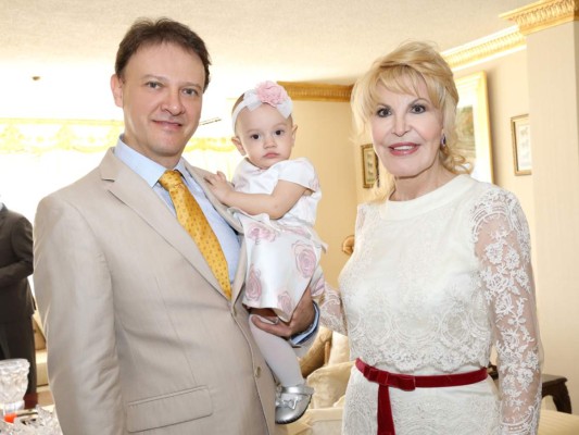 Javier y Viviana Guevara bautizan a su hija Ariana Sofía