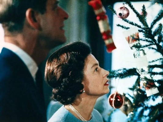 Documental de la Familia Real- BBC <br/>A finales de 1960 se emitió el documental en las casas de los británicos, en el cual presenciaban a la familia de la reina Isabel II interactuando como personas normales, desde pagar en una tienda en efectivo hasta hacer carne asada. Tiempo después fue dado de baja por supuesto arrepentimiento de ceder a la presión de los medios.