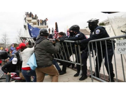 Como demostración de su molestia e inconformidad por el nombramiento a Joe Biden, una multitud de personas se tomó el Capitolio, donde se le estaba certificando como el nuevo mandatario del país norteamericano.