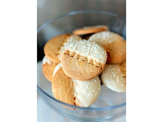Galletas con el nombre de Aitana en la estación de postres