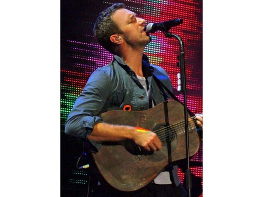 La carrera de Chris Martin está en peligro, sufre desde los diez años tinnitus “Desgraciadamente cuidar de los oídos es algo en lo que uno no piensa hasta que tiene un problema”, dice Chris Martin. “Me hubiera gustado haberlo tenido en cuenta antes”.