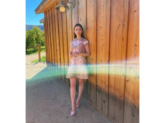 Lily Collins<br/> Eligió un vestido corto de Georges Hobeika combinándolo con unos zapatos Casadei y joyas Cartier. <br/>
