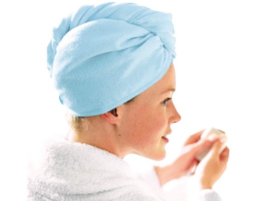5.Lo maltratas con la toalla. Muchos productos de styling para el cabello requieren secarlo antes con la toalla, pero si lo frotas demasiado fuerte puedes romper la cutícula, dejarlo débil, con frizz y sin vida. En lugar de abusar de la toalla, seca suavemente las puntas, desenreda y deja que se seque naturalmente.