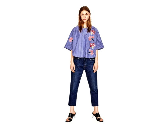 Top corto a rayas con bordados by Zara