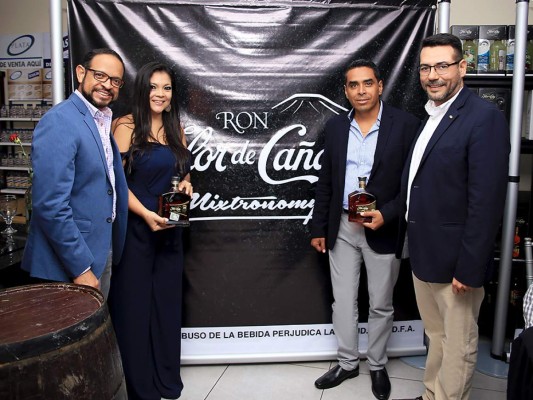 Los ejecutivos Oscar Banegas, Karen Marmol, Héctor Mejía y Mario Suazo, en el mixtronomy de flor de Caña. Foto: Gustavo Banegas