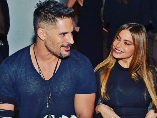 “Feliz día al más caliente San Valentín, eres mío”, escribió Sofia Vergara junto a la postal.