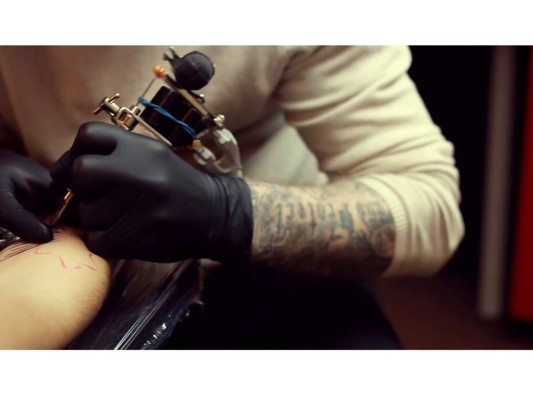1. Sigue las instrucciones de tu artista corporal o tatuador, el procedimiento puede variar en cada estudio de tatuajes sin embargo la finalidad es la misma, un tatuaje sano y un cliente feliz