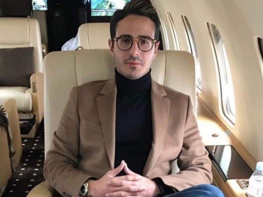 Carismático, apasionado, guapo y sobre todo millonario. Así se presentaba Shimon Yehuda Hayut, mejor conocido como Simon Leviev, quien con ayuda de mucho ingenio, y uno que otro lujo, engañaba a mujeres en Tinder hasta dejarlas en banca rota. Te contamos quién es y cómo lo hizo.
