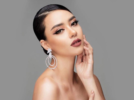 Amanda Obdam se crió como una niña isleña en su ciudad natal, Phuket, al sur de Tailandia. Se graduó con honores de la Universidad de Toronto con un título en administración de empresas. Amanda es la cofundadora de Batika Studio, una línea de productos que rinde homenaje al arte batik tradicional a través de ropa y bolsos tote sostenibles para el día a día. Amanda comenzó a trabajar como voluntaria a una edad muy temprana después de que su ciudad natal fuera azotada por el tsunami de 2004 que causó devastación y una gran pérdida en la isla.