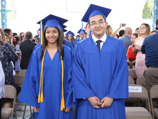 Entrega de títulos de la Macris School, generacion 2017