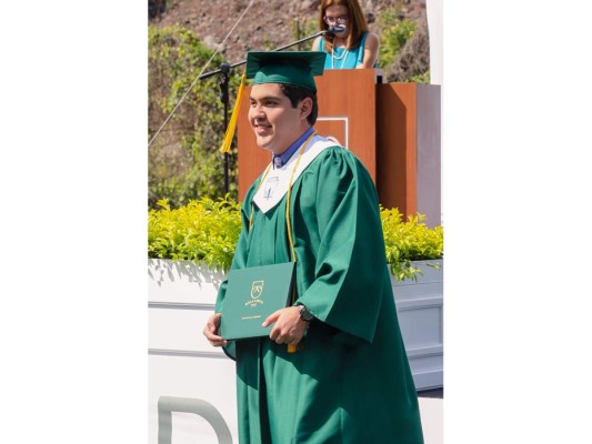 Entrega de títulos de DelCampo International School