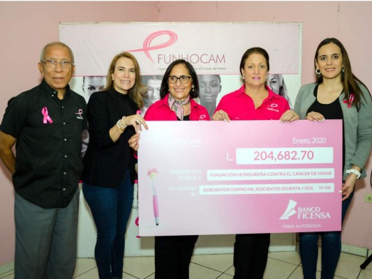 Entrega oficial de donativo por parte del Banco Ficensa en apoyo a FUNHOCAM