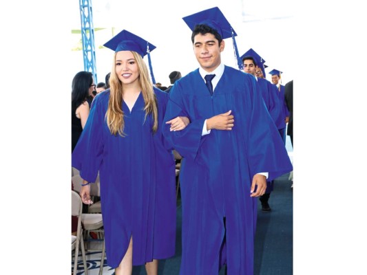 La graduación de los seniors 2016 de Macris School