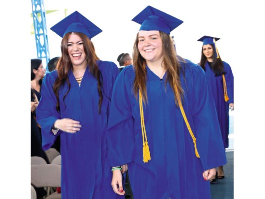 La graduación de los seniors 2016 de Macris School