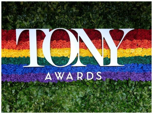 En apoyo del World Pride, que este año se celebró en Nueva York, la tradicional alfombra roja de los premios Tony se tiñó de rosas de los colores del arcoíris para recibir a los nominados de la 73° edición de la entrega a lo mejor del teatro en los Estados Unidos.