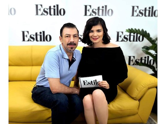 El diseñador Yoyo Barrientos junto a Ethel Valladares de Estilo