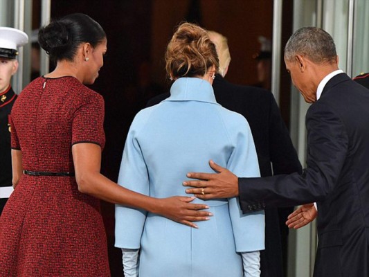En un cariñoso gesto, Barack y Michelle Obama conducen a Melania Trump al interior de la Casa Blanca, donde compartieron antes de la juramentación.