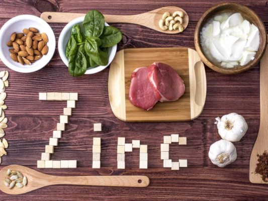 Apuesta por el zinc. No es nada nuevo, el zinc es necesario para que el sistema inmunitario funcione apropiadamente. Además, se le han atribuido propiedades antivíricas. Estudios han demostrado que el zinc es necesario para el correcto funcionamiento tanto de las células que conforman la inmunidad innata como la específica. Una reciente revisión ha descrito experimentos in vitro en los cuales el zinc ha demostrado tener actividad antiviral, además de cumplir un rol como regulador de la inflamación que otorga a este mineral un papel protector, preventivo y adyuvante en la terapia de COVID-19.<br/>