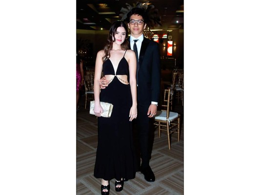 Giuliana Flores y Sebastián Carrion.