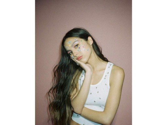 Olivia Rodrigo<br/>Olivia es una cantante y actriz americana que apenas viene empezando, ¡pero reconocemos el talento donde lo hay! La estrella del show Bizaardvark lanzó canciones que fueron totales hits en las redes de TikTok, ¡nos tiene escuchando Drivers License y Deja Vu una y otra vez! No podemos esperar a ver que más tiene bajo sus mangas.
