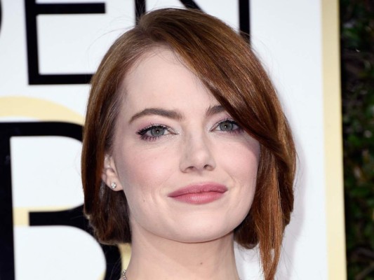 Emma Stone<br/>Un make up natural, sombras y labios en rosa y un semi recogido que hace brillar su cabellera roja fue el look ganador de la protagonista de La La Land