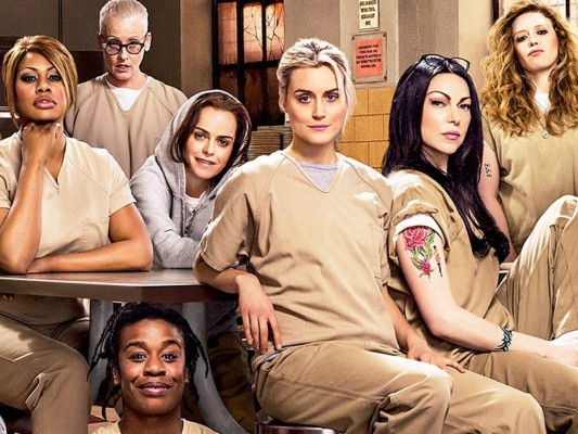 The Orange is the New Black<br/>Cuando la serie se estrenó en 2013 se centraba en el personaje de Piper Chapman, una mujer que fue enviada a prisión por 10 años por traficar drogas junto a su exnovia. Con el tiempo se ha enfocado en las diferentes historias de las reclusas en Litchfield. Cada capítulo cuenta la historia de un personaje y su vida antes de llegar a la cárcel.<br/>