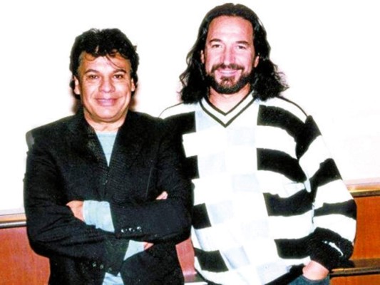 'Mi paisano y hermano del firmamento de las letras y melodías Juan Gabriel nos dice hasta siempre desde el cielo'.<br/>Marco Antonio Solis