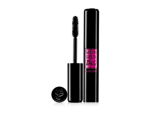 Monsieur Big tiene un gran cepillo y textura ultracremosa que se desliza como la seda sobre las pestañas. Brinda un volumen hasta 12 veces mayor con hasta 24 horas de uso.