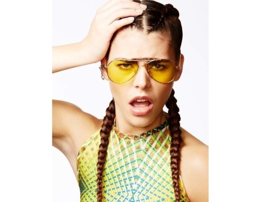 Los lentes de varios tonos, similares al estilo de Elton John, él fue el pionero pero en los felices 90´s Britney, Anastacia, Pink y los chicos de NSYNC los convirtieron en un must