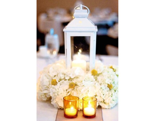 Ilumina con linternas para un efecto romántico. Lucen espectaculares tanto de día como de noche. Son tan versátiles que se pueden colgar del techo del lugar de recepción o de árboles, si es en un jardín. Pueden ser iguales o distintas, individuales o en grupos. Se pueden ubicar en las repisas de las ventanas, entradas, gradas y como centros de mesa. Son igual de impactantes con una vela para una boda de noche o llenas de flores para una de día.