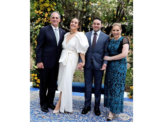 Nash y Lissette Asfura con Angela y Rafael Zelaya