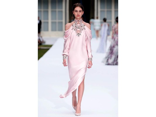 ¿Listos para la Estilo Pink Party? Inspírate en los looks del momento para adoptar el color emblemático de la lucha contra el cáncer de mama y brillar con glam en la fiesta más solidaria del año.Vestido satinado con cuello y puños bordados en pedrería by Ralph & Russo FW 2019/2020