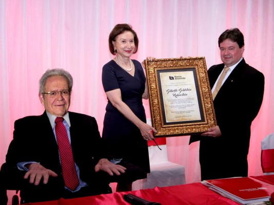 Honor al Mérito Premio Legado de Excelencia otorgado a Gilberto Goldstein