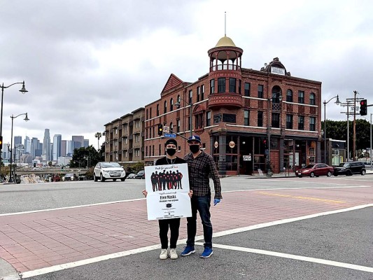 Diseñador hondureño regala mascarillas en Los Angeles