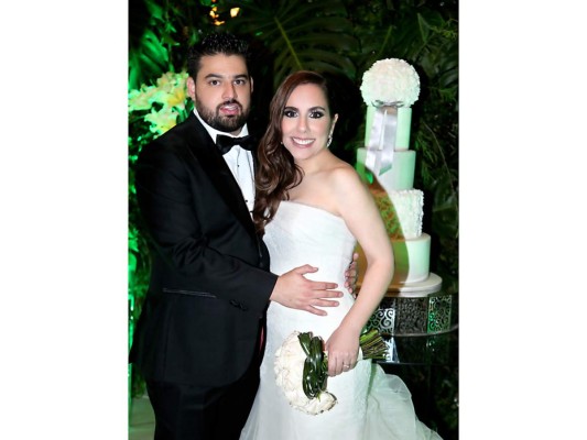 José Luís Vallecillo y Vanessa Nazrala celebran romántica boda  