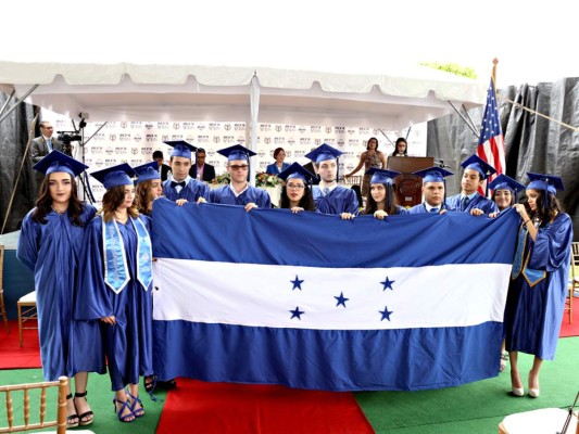 Entrega de títulos de la Discovery School