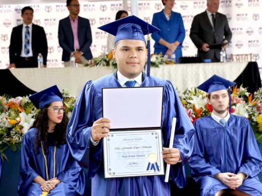 Entrega de títulos de la Discovery School