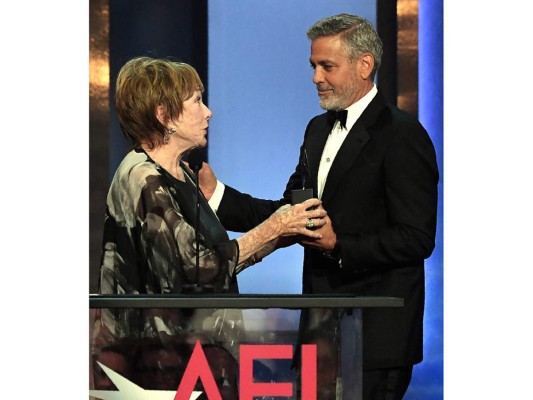 La actriz norteamericana Shirley MacLaine entregó el galardón a George Clooney de 57 años