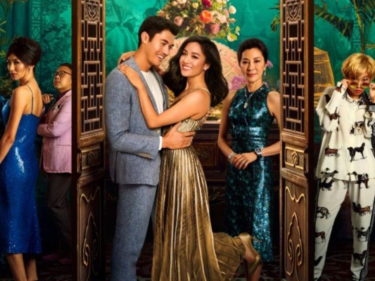 Crazy Rich Asians: Es una comedia romántica que narra la historia de la neoyorquina Rachel Chu cuando viaja a Singapur para conocer a la familia de su novio; se enfrentará con algo sorprendente.