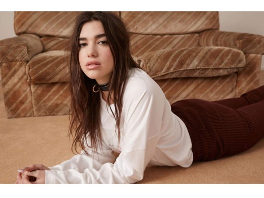 La cantante nació el 22 de agosto de 1995 en Londres, Inglaterra. Ella es la primera hija de Dukagjin Lipa y Anesa, quienes fueron refugiados de Kosovo y se establecieron en ese país en los 90. También tiene dos hermanos Rina de 16 años y Gjini de 11