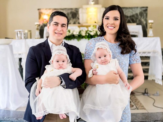 Ricardo y Natalia Rodríguez con los nuevos cristianos Mateo y Fabian.
