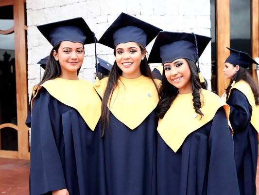 Graduación de la Estancia School